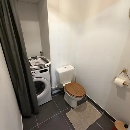 Modern 3-bedroom For 7 With Terrace & Parking 10min بيت للعطل *