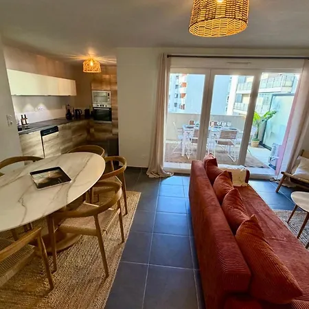 Nyaraló Modern 3-bedroom For 7 With Terrace & Parking 10min