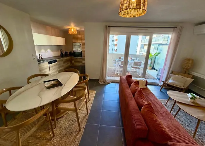 Nyaraló Modern 3-bedroom For 7 With Terrace & Parking 10min