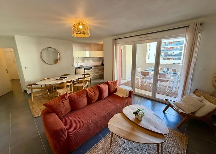 Modern 3-bedroom For 7 With Terrace & Parking 10min *