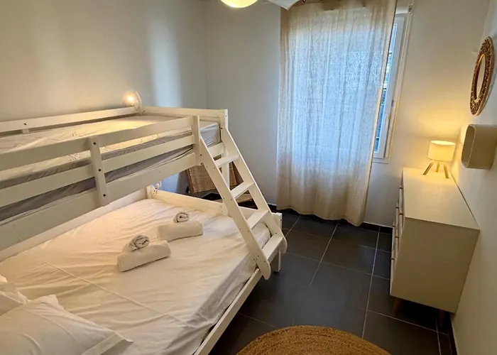 Modern 3-bedroom For 7 With Terrace & Parking 10min