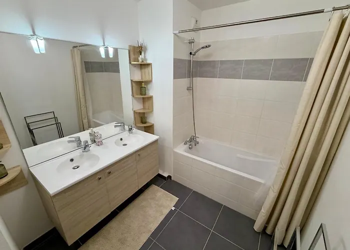 Modern 3-bedroom For 7 With Terrace & Parking 10min * Le Lavandou